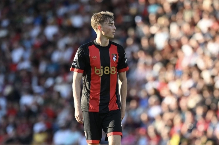 伯恩茅斯后卫出色发挥，助球队获得关键三分