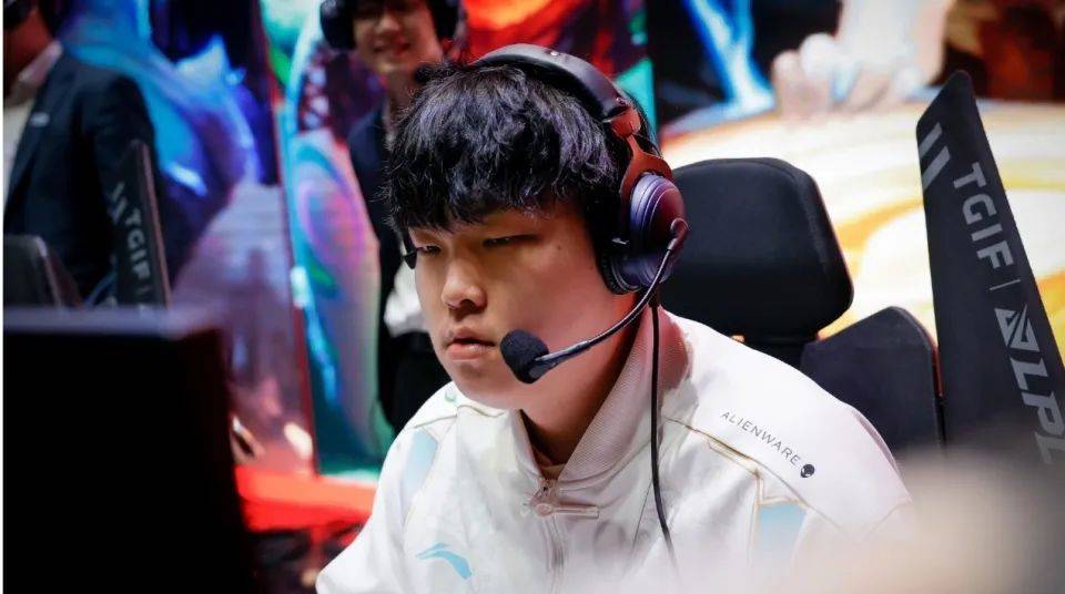 EDG血洗DFM，Doinb关键团战开团秒人宿命之战淘汰赛，让粉丝疯狂欢呼