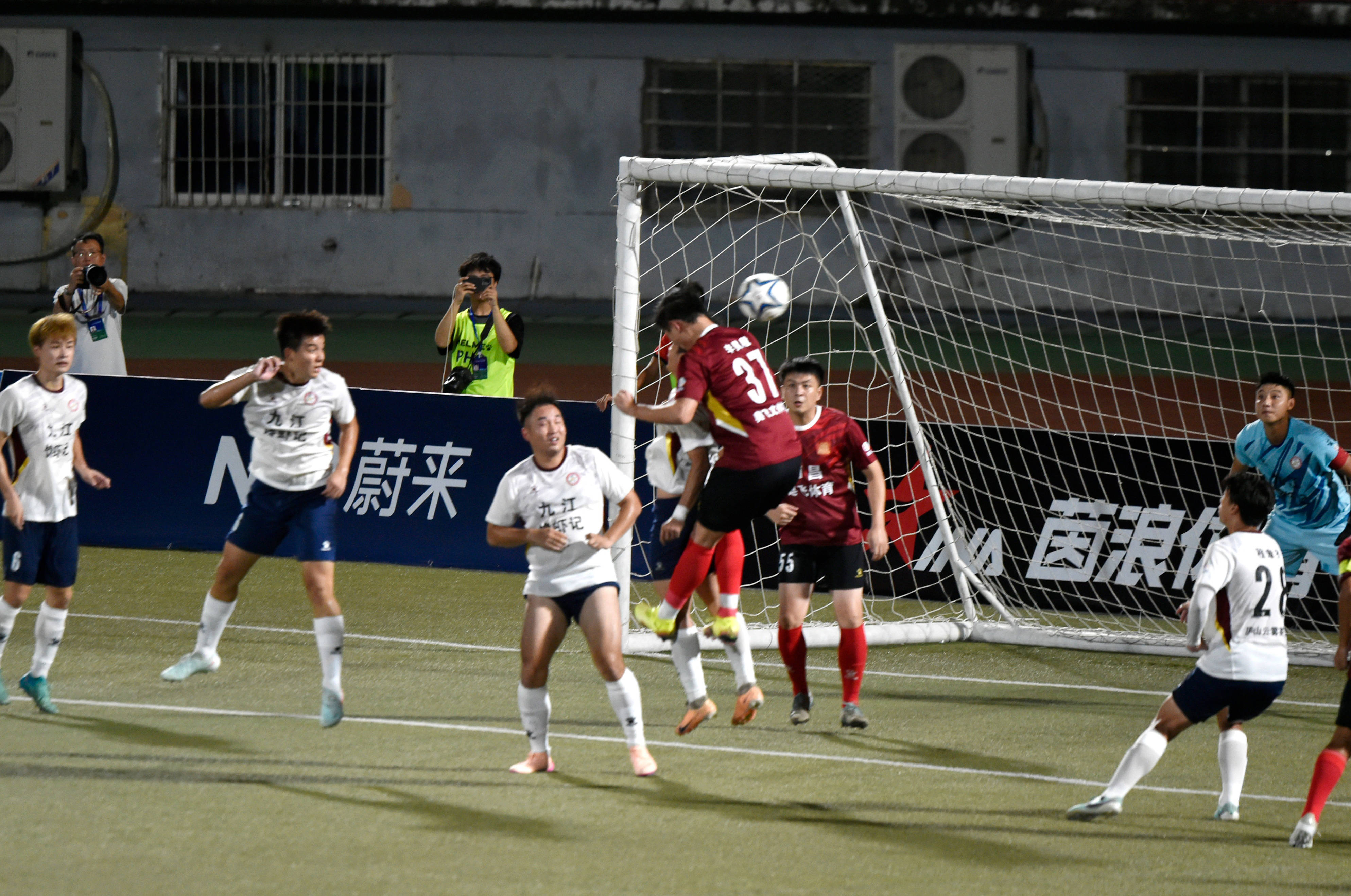 现场喝彩声不绝！国内足球盛会掀起旋风引领