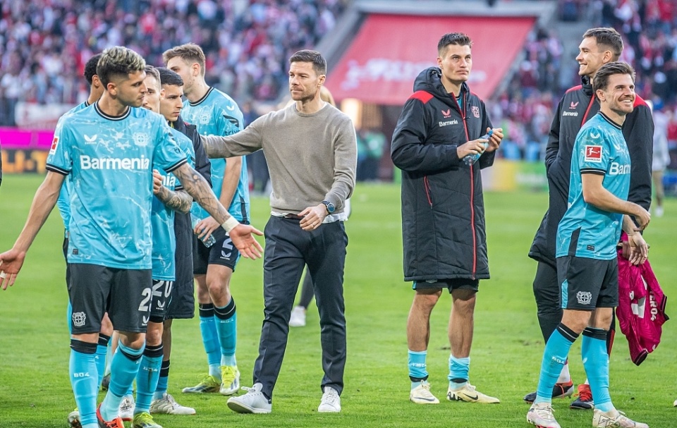 梅赛德斯鏖战阿斯顿马丁,阿隆索带队取胜的简单介绍 梅赛德斯鏖战阿斯顿马丁,阿隆索带队取胜的简单介绍